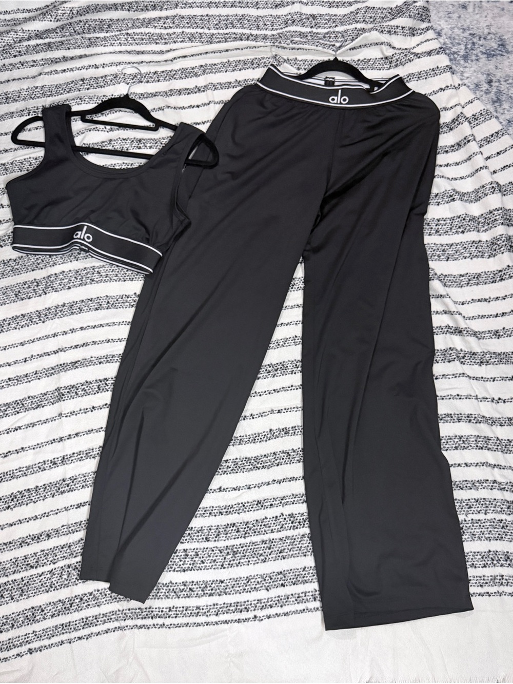 Inspiration ALO Yoga Black Sports Bra and Wide-Leg Lounge Pants Set